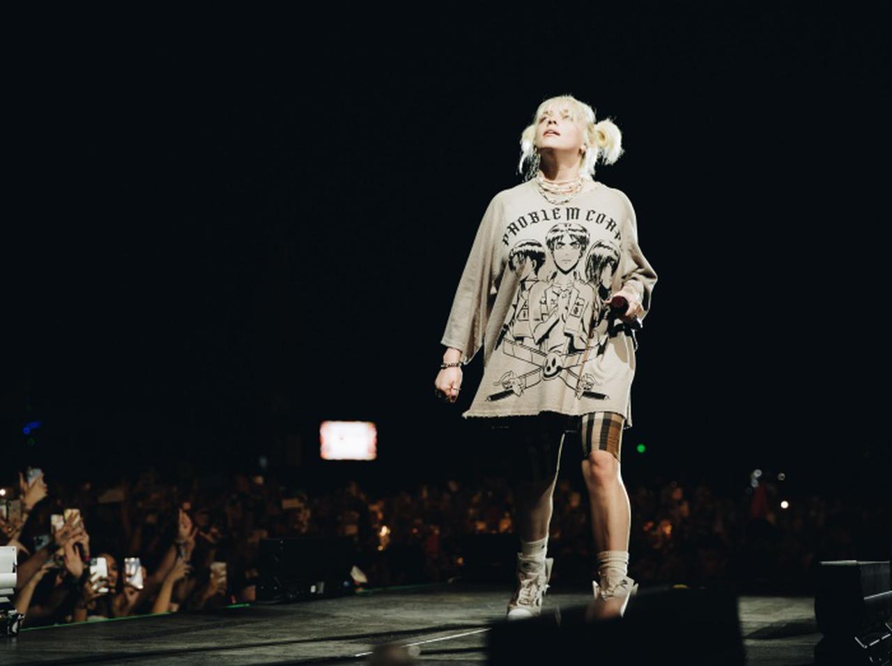 ビリー・アイリッシュ、ここ一番の大舞台で『進撃の巨人』Tシャツを着用