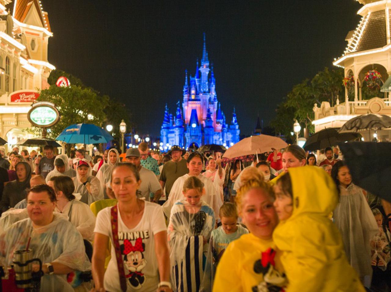 ディズニーランド、カップルの服装が「不適切すぎる」と非難