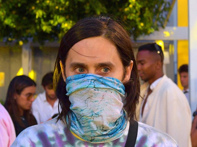 暴動で催涙ガス浴びる…ジャレッド・レト、ワクチンパス反対運動中に被害