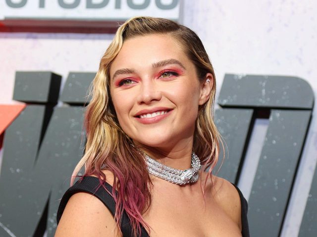 フローレンス・ピュー、大好きなアーティストに会い大はしゃぎ!サインを手に書いてもらう