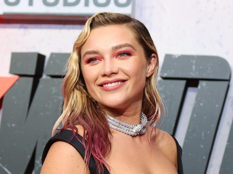 フローレンス・ピュー、大好きなアーティストに会い大はしゃぎ!サインを手に書いてもらう