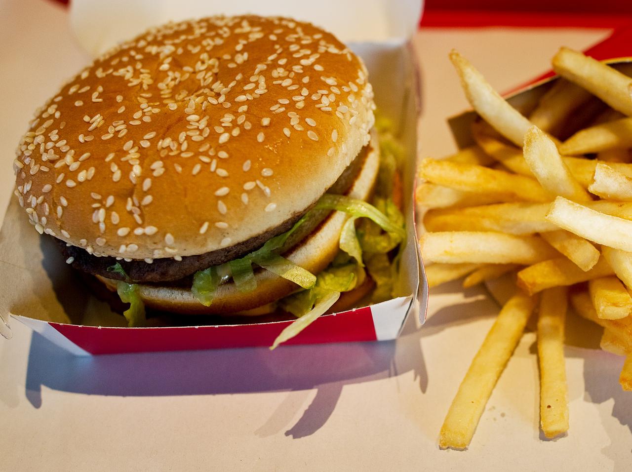 マクドナルドのハンバーガー、プロのシェフ考案の「食べ方」がレベチすぎて真似できない…