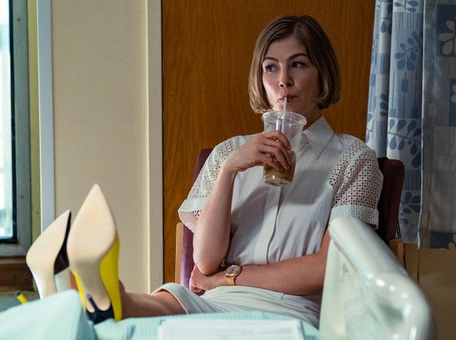 SNSではネガティブな声も…『パーフェクト・ケア』邦題の理由は？ロザムンド・パイク主演クライムサスペンス