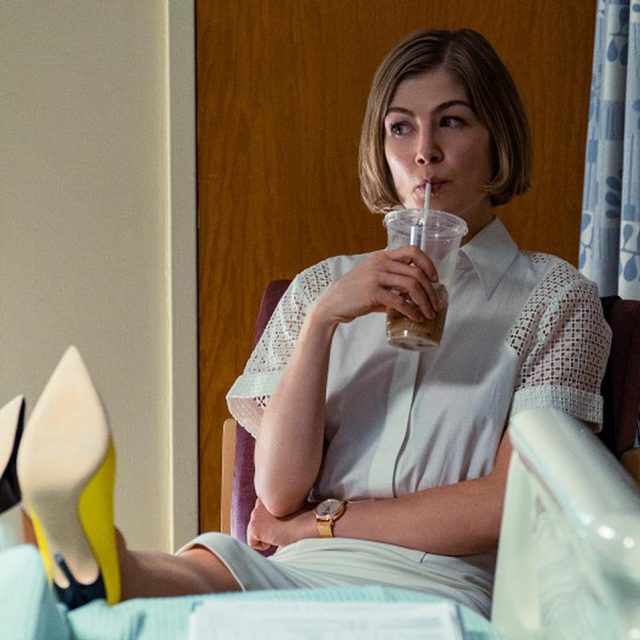 SNSではネガティブな声も…『パーフェクト・ケア』邦題の理由は？ロザムンド・パイク主演クライムサスペンス