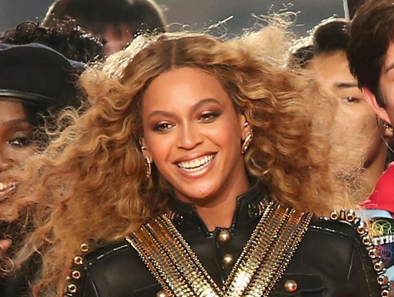 学校行事にビヨンセ登場! 娘の学校のパフォーマンスに保護者として参加