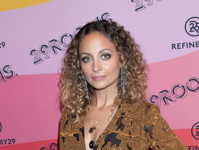 ニコール・リッチー、誕生日会であわや大惨事！髪の毛が燃える