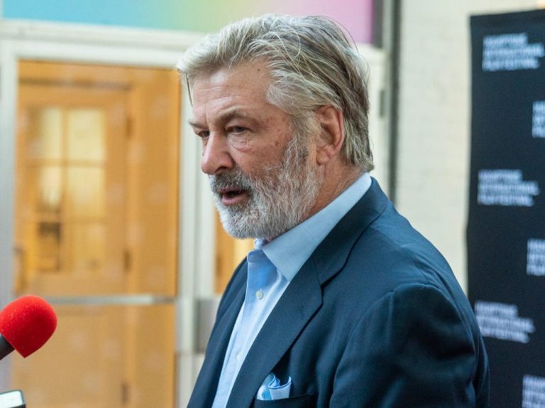 アレック・ボールドウィン、銃誤射事故で亡くなった撮影監督の遺族と面会