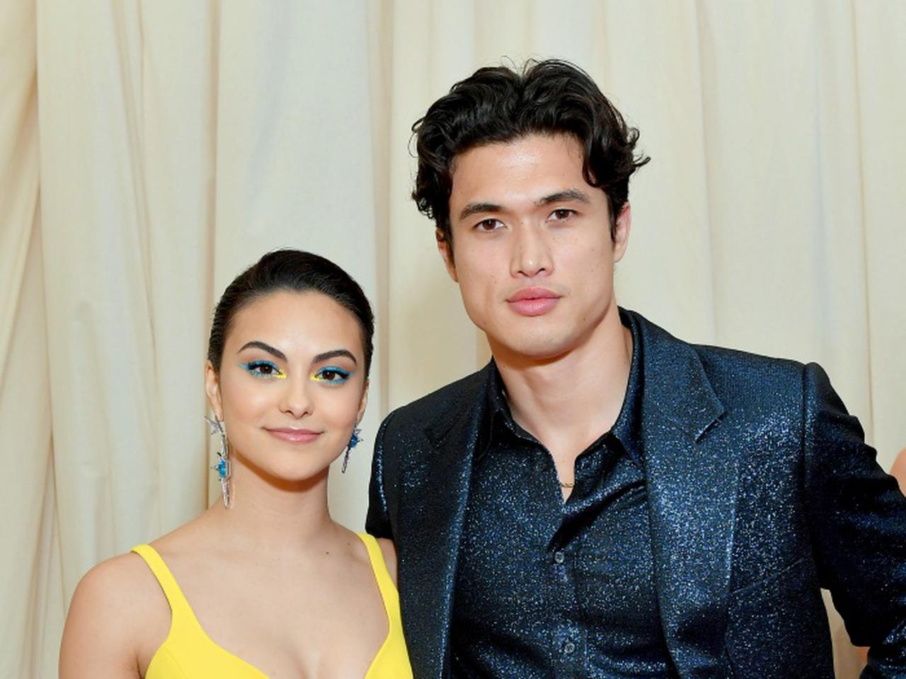 『リバーデイル』カップルが復縁?チャールズとカミラが愛犬の散歩