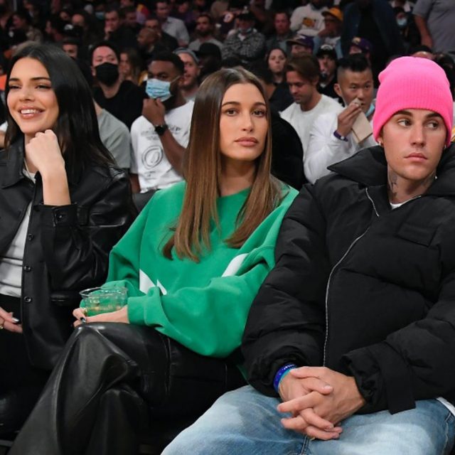 ケンダル・ジェンナー、ビーバー夫妻と恋人デビン・ブッカーの試合を観戦【写真アリ】
