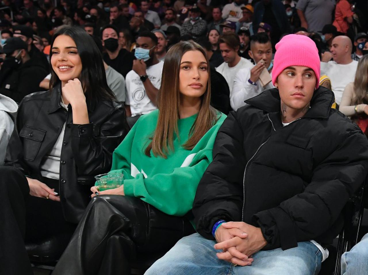 ケンダル・ジェンナー、ビーバー夫妻と恋人デビン・ブッカーの試合を観戦【写真アリ】