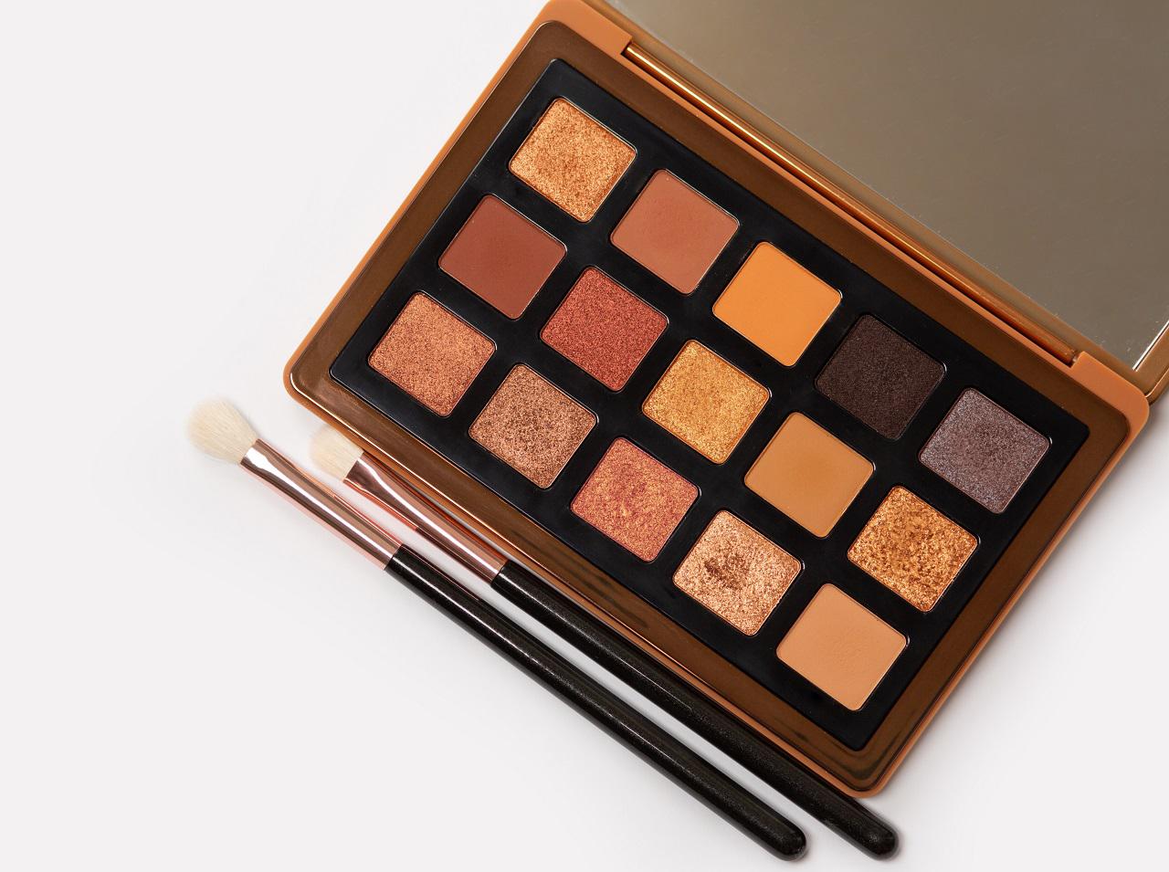 アイシャドウが粉落ちする人必見！粉落ちからメイクを守る簡単な小ワザ