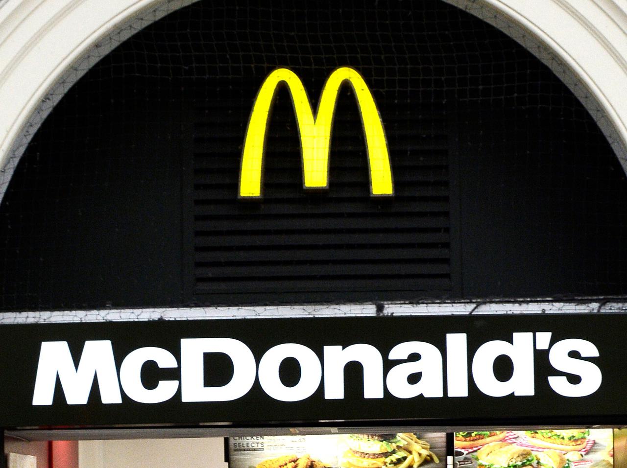 マクドナルドの「天井」から料理の中に“降ってきたもの”に衝撃走る 英