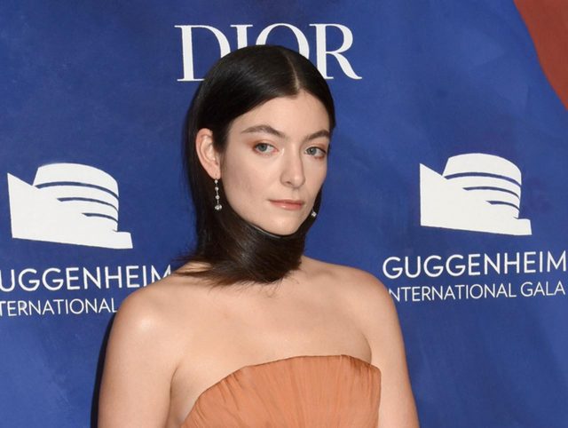 髪の毛をスカーフ代わりに！ロードが披露した珍スタイル