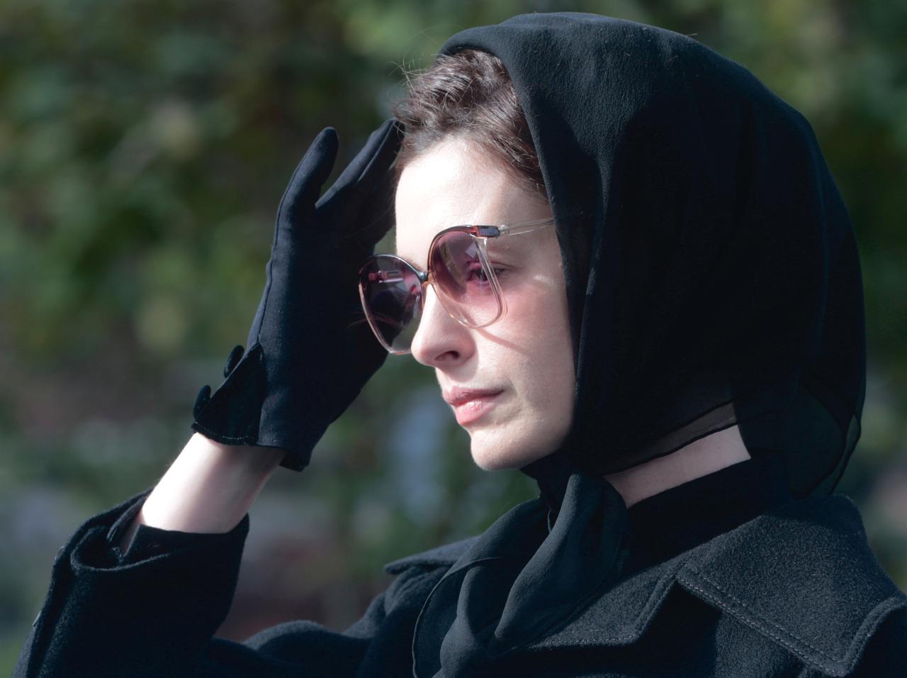 アン・ハサウェイ、オードリー・ヘプバーンのような姿が素敵!