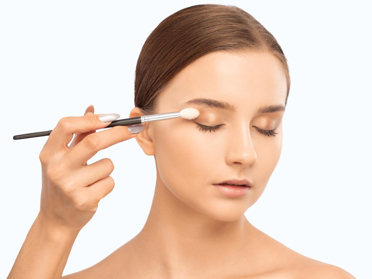 じつは逆効果?コンシーラーが「アイシャドウベース」の代わりにならない理由