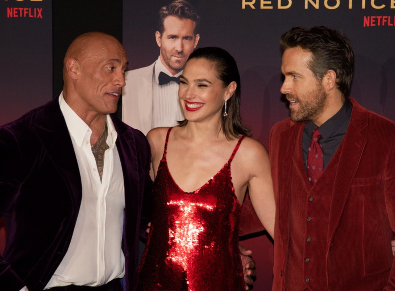 Netflix『レッド・ノーティス』キャストのギャラがとんでもない!ドウェイン、ガル、ライアンはいくら稼いだ?