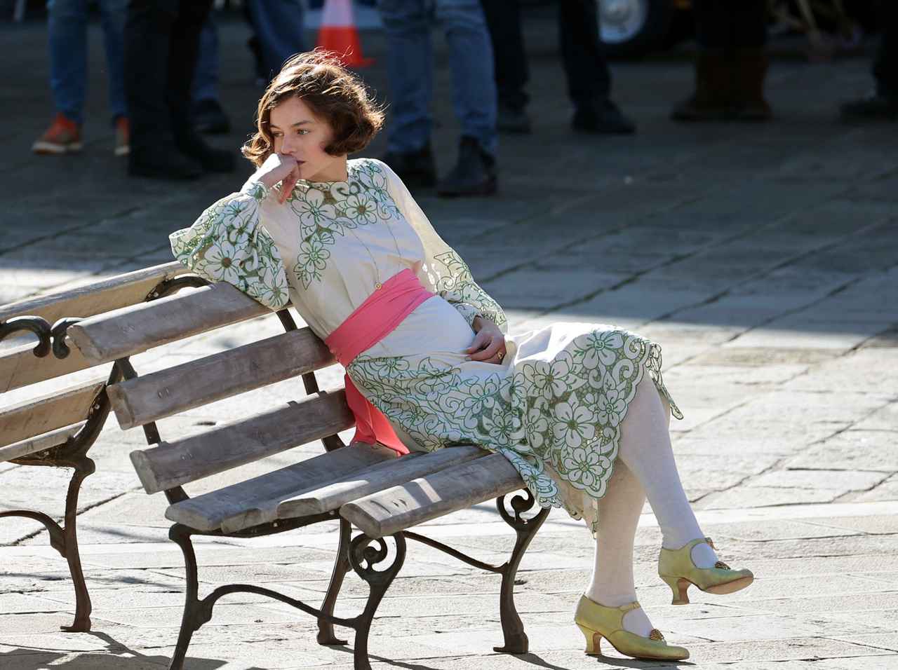 『ザ・クラウン』エマ・コリン、ヴェネチアで風に吹かれて佇む姿が美