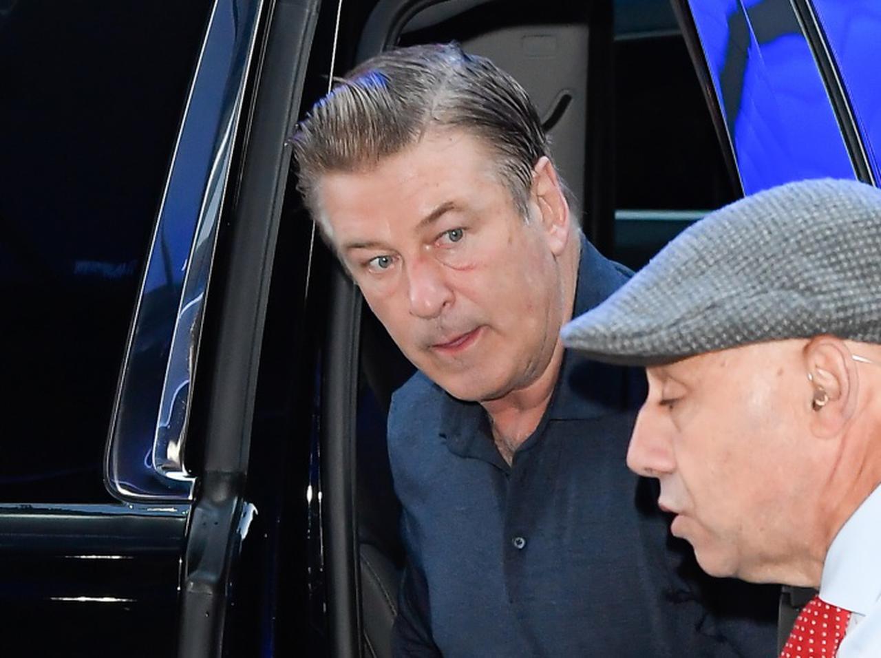 アレック・ボールドウィンは銃の安全性を“自分で確かめるべきだった”、スタッフが訴状で非難