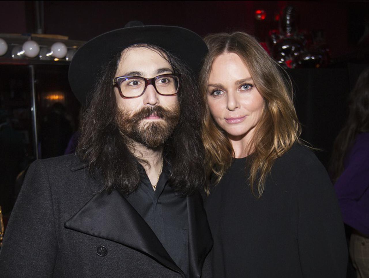 ポール・マッカートニー娘とジョン・レノンの2人の息子、ビートルズの『ゲット・バック』を鑑賞