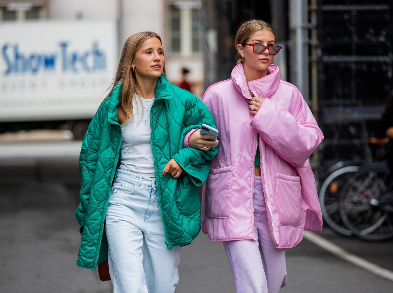 注目の「パファージャケット」、今季のコーデはカラーリングが勝負