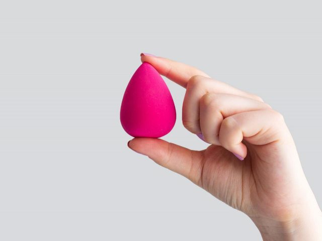 メイクスポンジを凍らせる？“毛穴レス肌”を演出するメイクテクがTikTokで話題