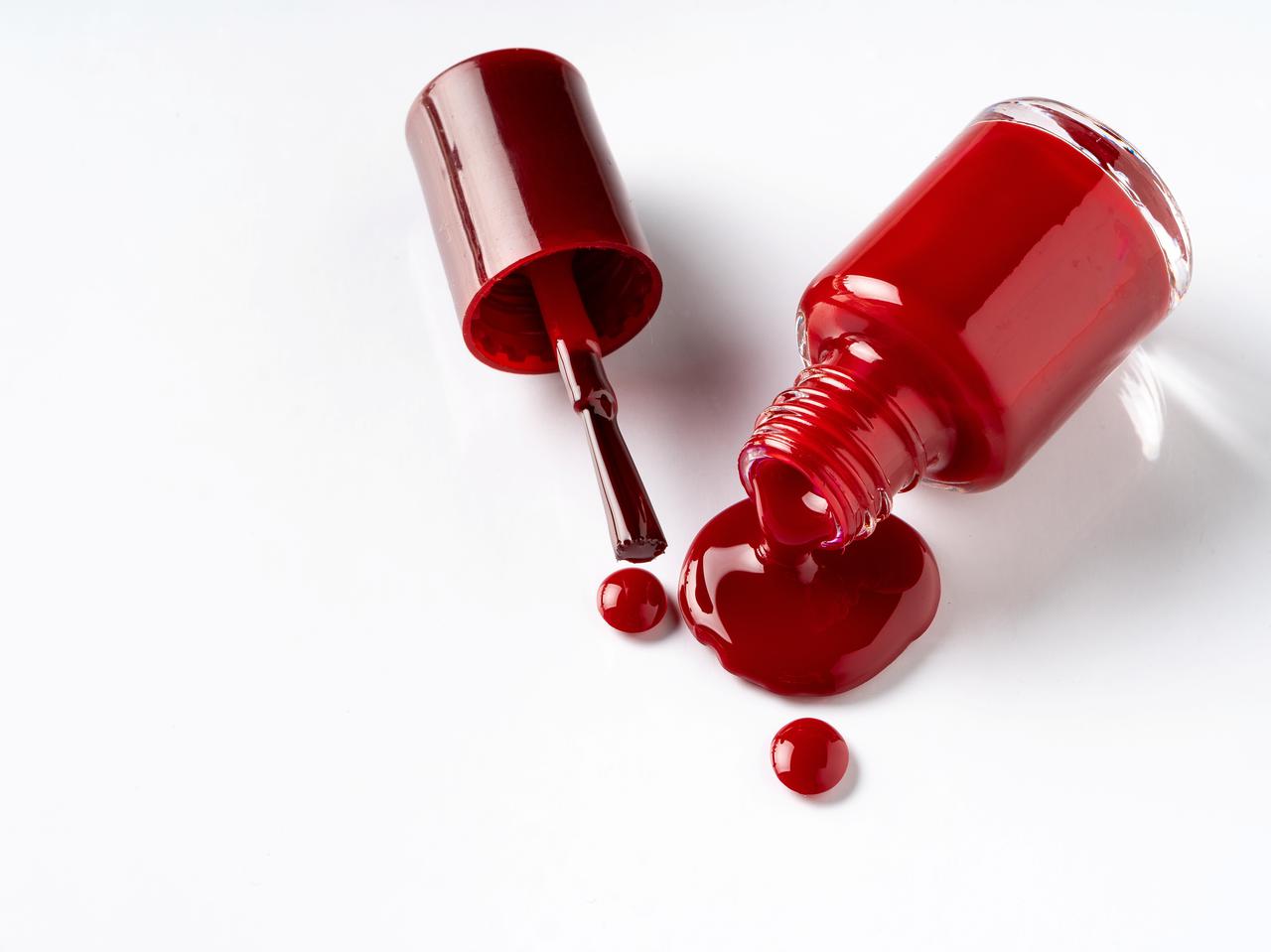 マニキュアをこぼしてしまった！ 素材別のシミ抜き方法とNG行動