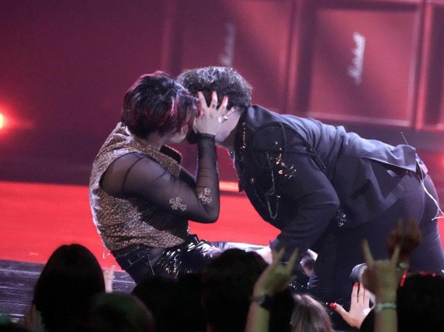 反LGBT法があるハンガリーでヤングブラッドが男性同士のキスを披露「君らしさを誇ってほしい」