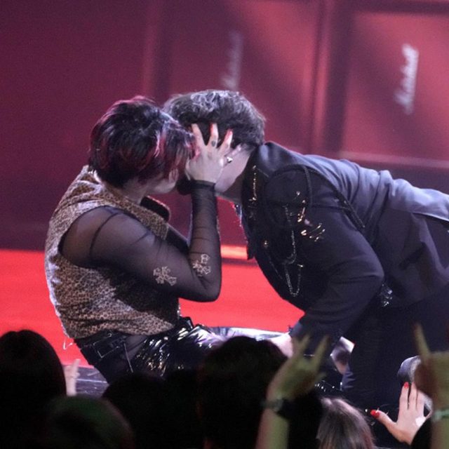 反LGBT法があるハンガリーでヤングブラッドが男性同士のキスを披露「君らしさを誇ってほしい」