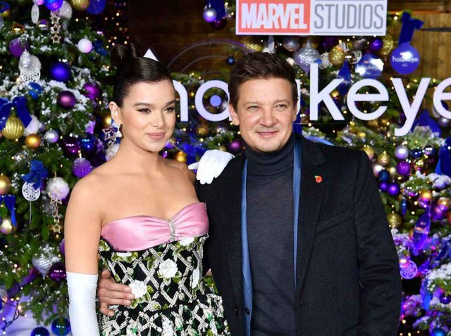 『ホークアイ』ヘイリー＆ジェレミー、ロンドン上映会の衣装がゴージャス！