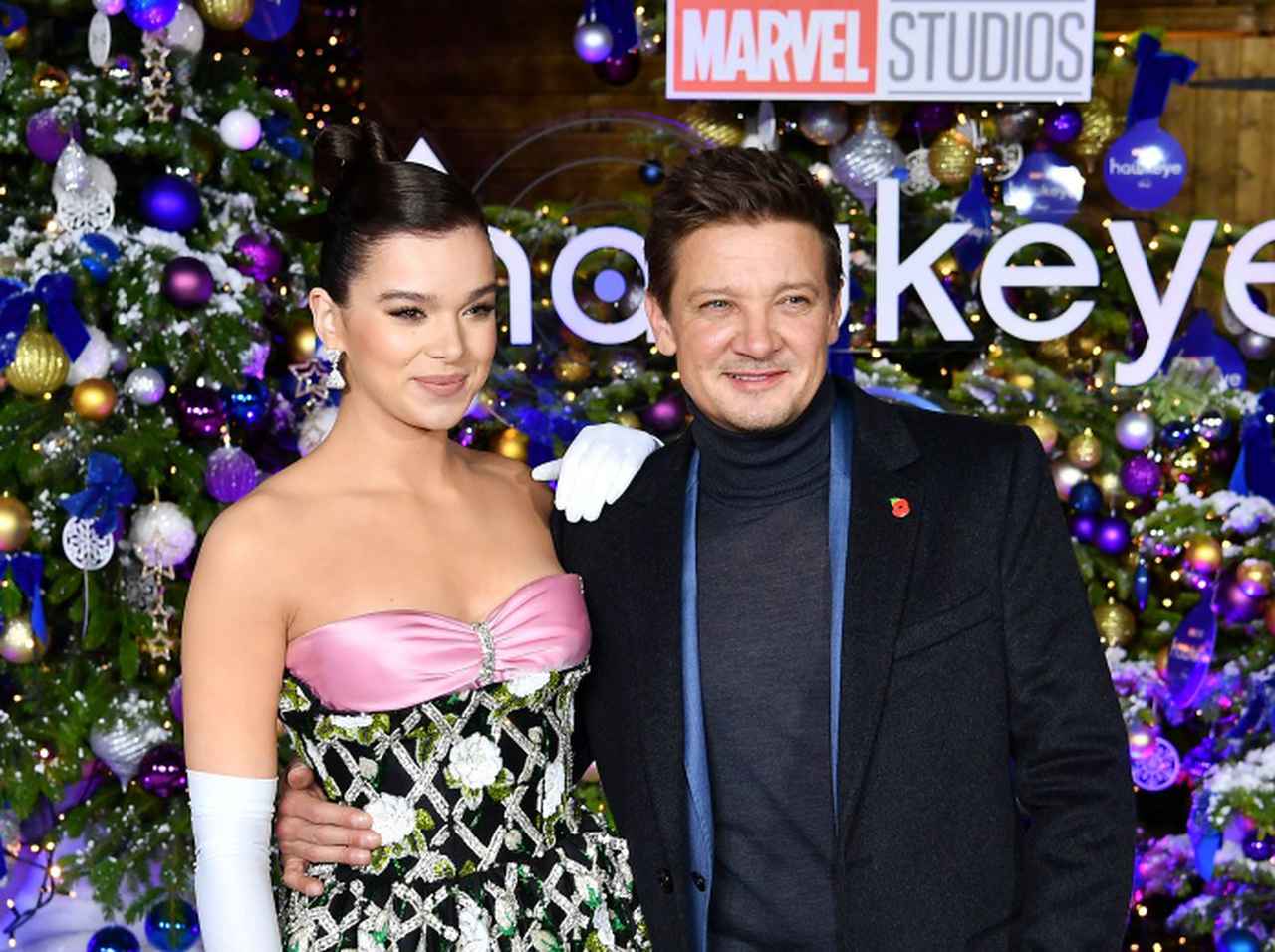 『ホークアイ』ヘイリー&ジェレミー、ロンドン上映会の衣装がゴージャス!