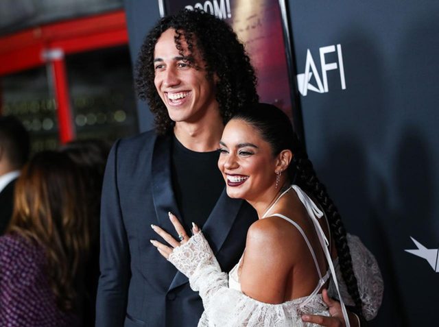 晴れ舞台に初めて恋人を同伴、ヴァネッサ・ハジェンズがコール・タッカーとレカペデビュー