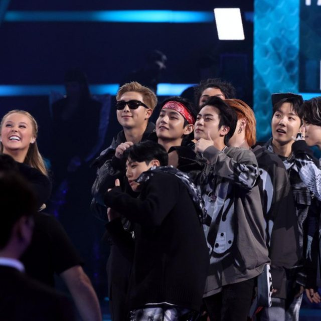 ジョジョ・シワ、BTSと撮った写真をさっそくインスタに投稿【AMA2021】