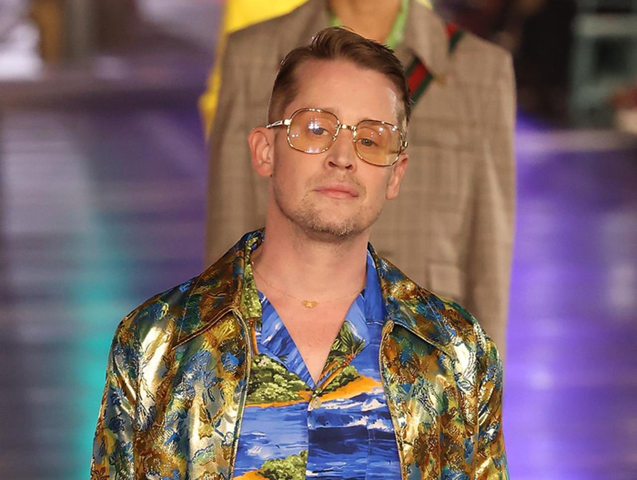 マコーレー・カルキン、「ドヤ顔」でグッチのランウェイをウォーキング