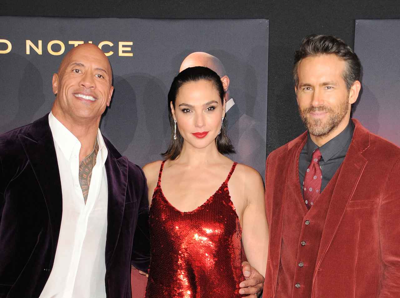 『レッド・ノーティス』でドウェインとライアンが「飲んでいたお酒」に隠された秘密に気づいた?