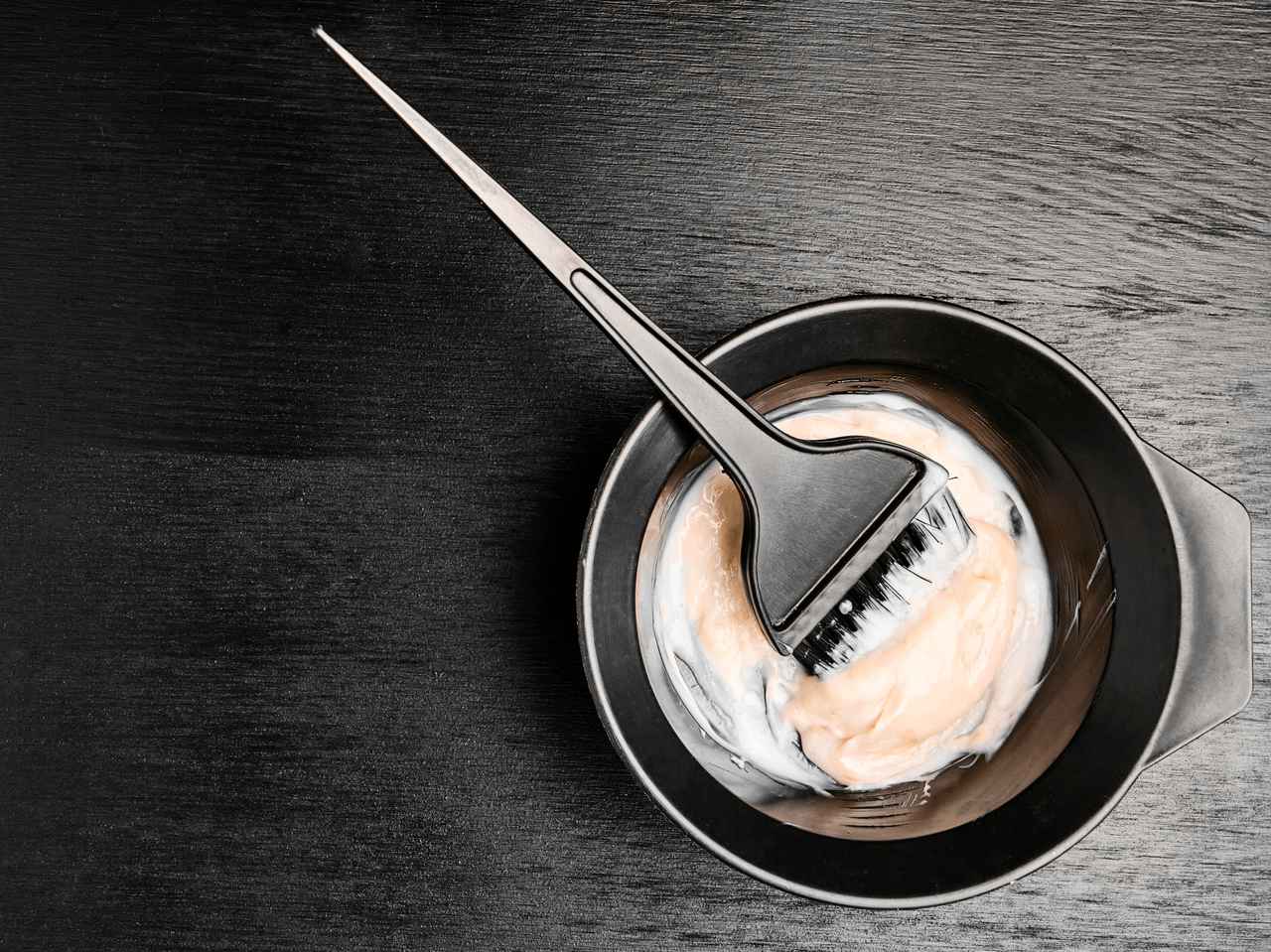 ヘアカラーの前はシャンプーしたほうがいい？海外の専門家が回答