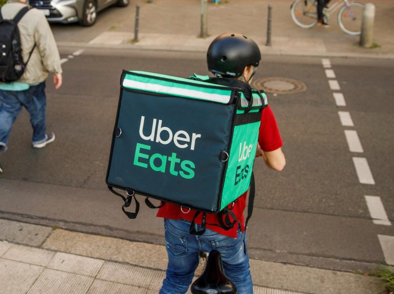ウーバーイーツで配達員に“チップ”を払う前に「知っておくべきこと」とは?