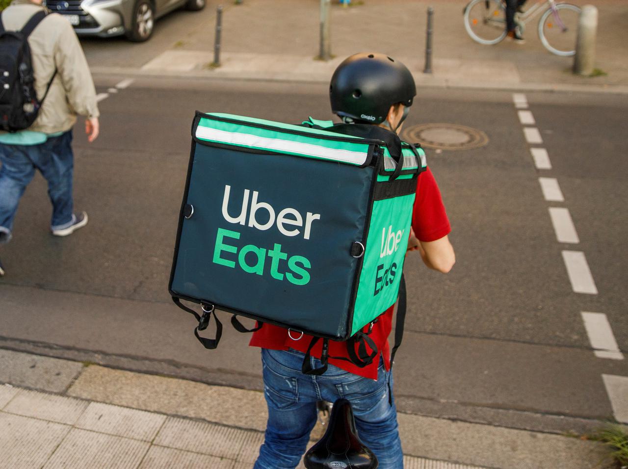 ウーバーイーツで配達員に“チップ”を払う前に「知っておくべきこと」とは?
