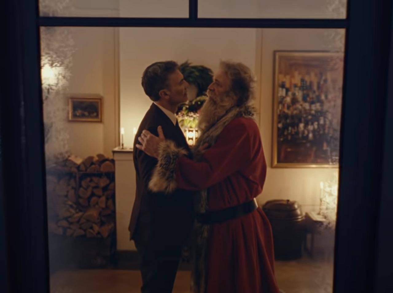 ノルウェーが同性愛を認めて50年、郵便局のCMで描かれた「サンタクロースの恋」