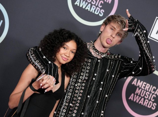 ミーガンはどこに？マシン・ガン・ケリーとAMAに登場した女性は誰？