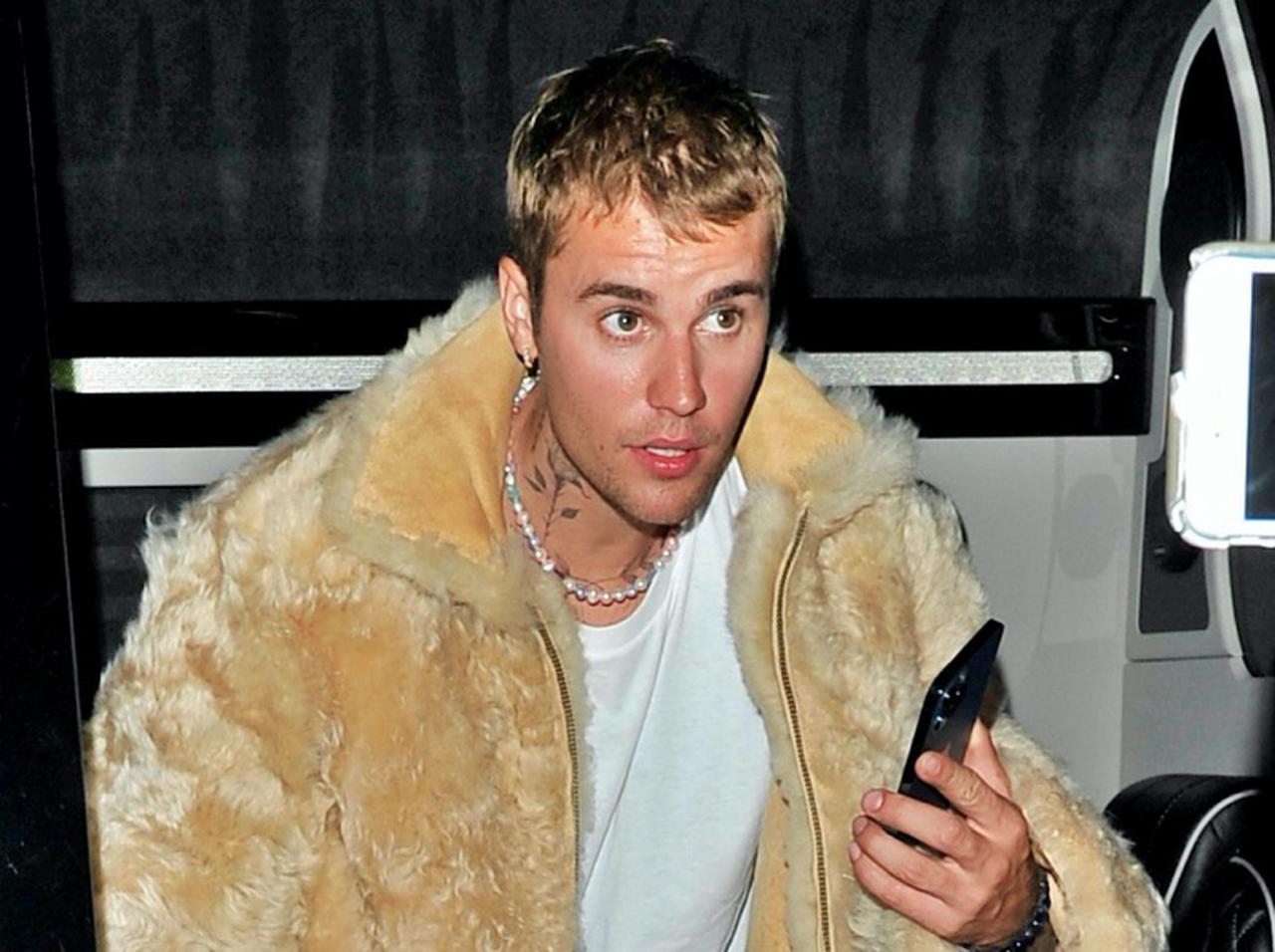 ジャスティン・ビーバー、「トムホ」と同じ時間に同じレストランから出てくるところを目撃される