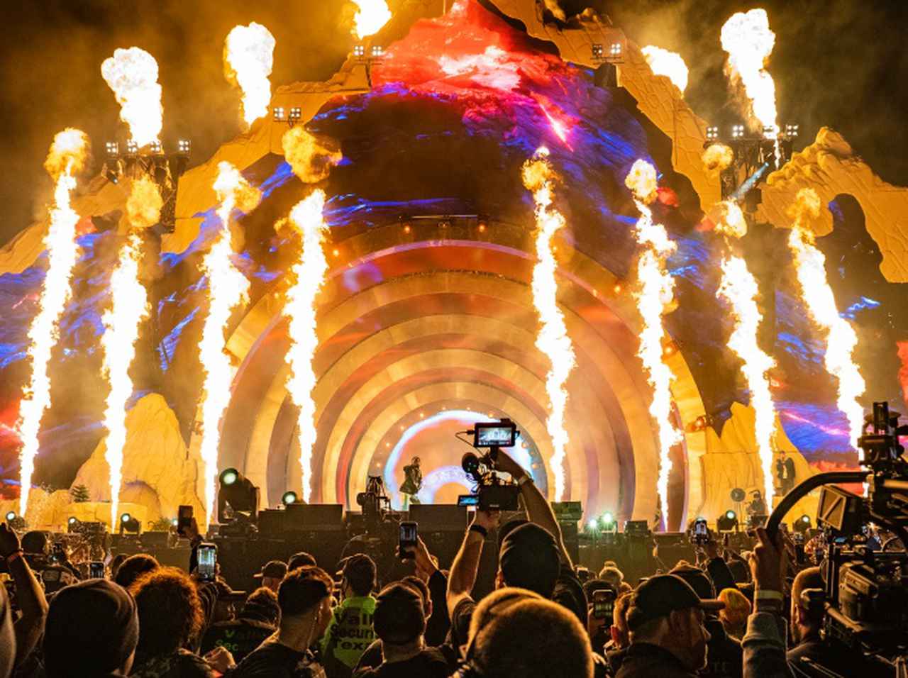 薬物に関連した殺人事件の可能性も浮上、主催フェスでの10代含む8人死亡の惨劇にトラヴィス・スコットが声明