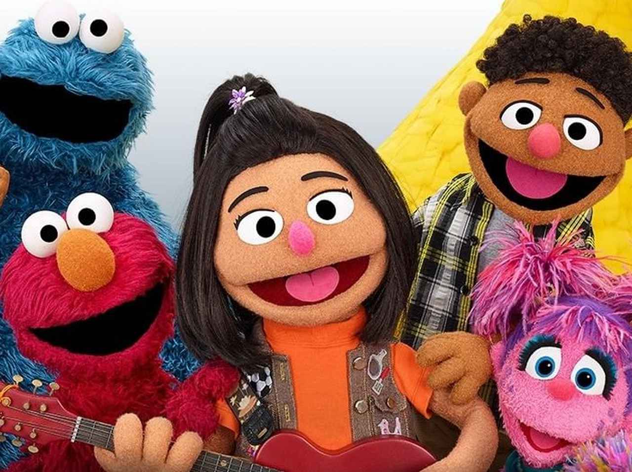 52年の歴史で初!『セサミストリート』にアジア系のマペットが登場、ギターやスケボーを愛する女の子