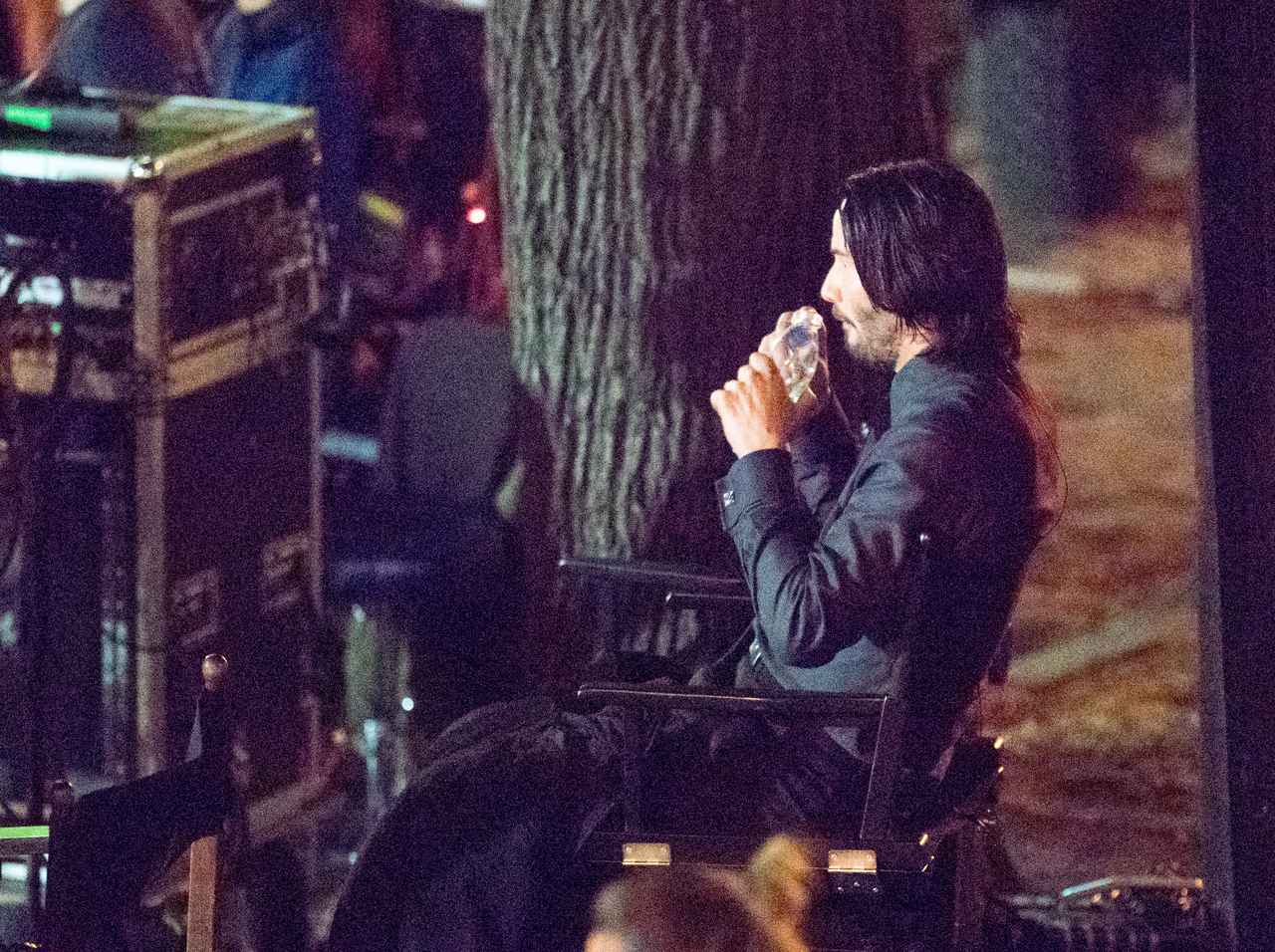 キアヌ・リーブス、撮影現場で「スタッフに交じって荷物を運ぶ姿」が最高すぎる