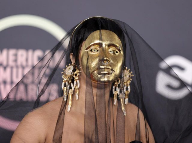 怪しさ全開、カーディ・Bがレッドカーペットに仮面を被って登場【AMA2021】