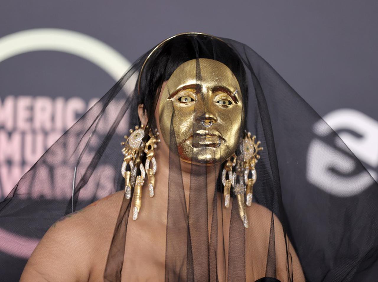 怪しさ全開、カーディ・Bがレッドカーペットに仮面を被って登場【AMA2021】