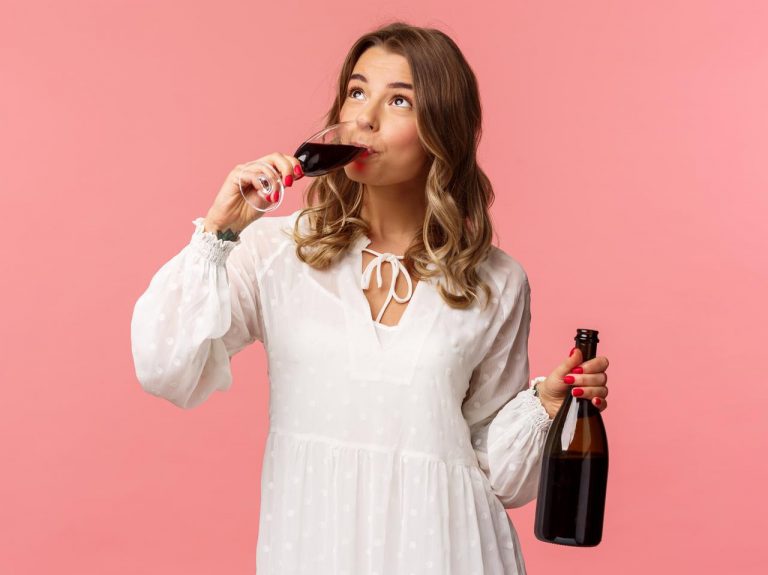 お酒を飲んだ翌日は肌が荒れがち?「二日酔い肌」を防ぐケア方法