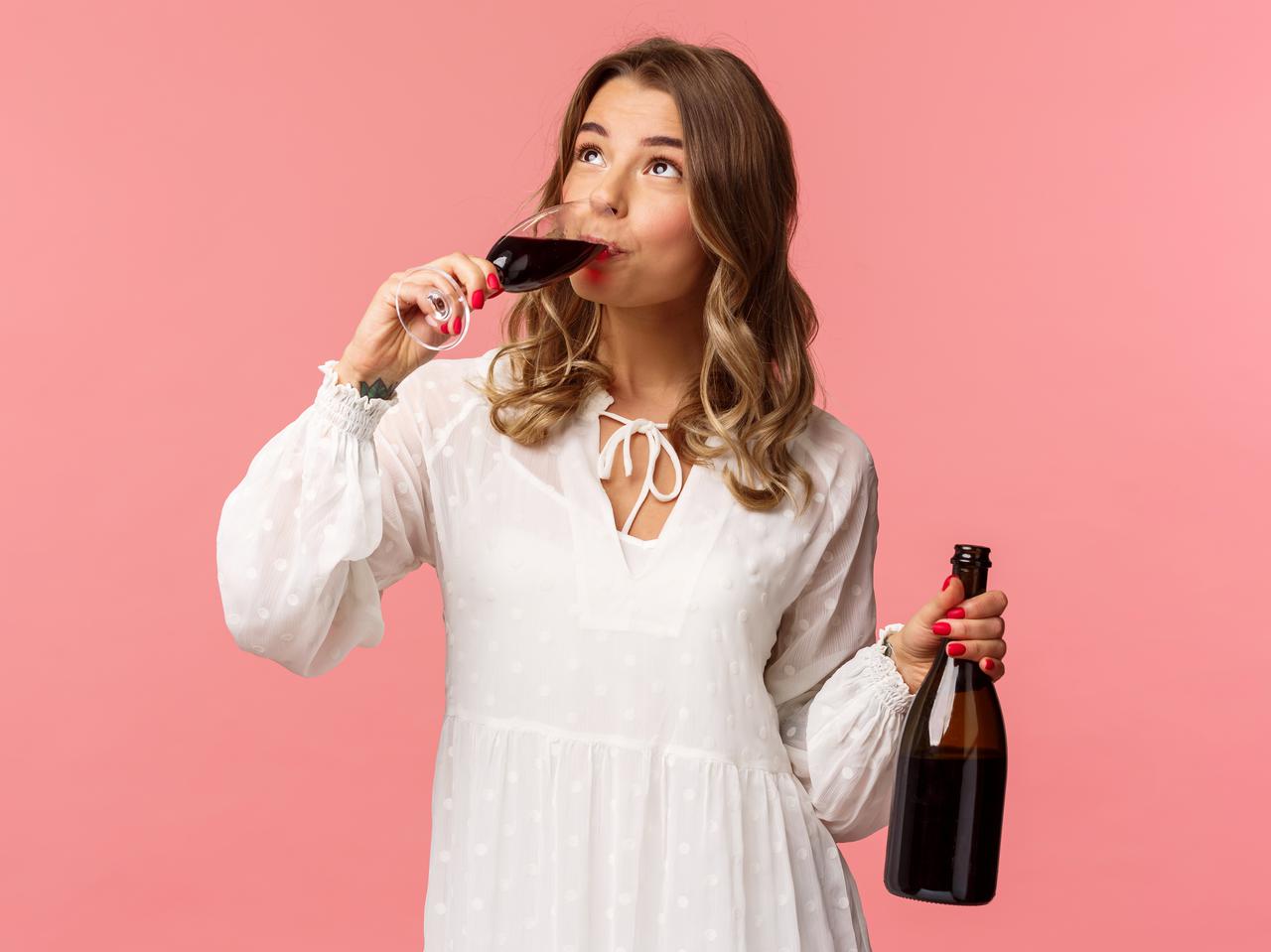 お酒を飲んだ翌日は肌が荒れがち？「二日酔い肌」を防ぐケア方法