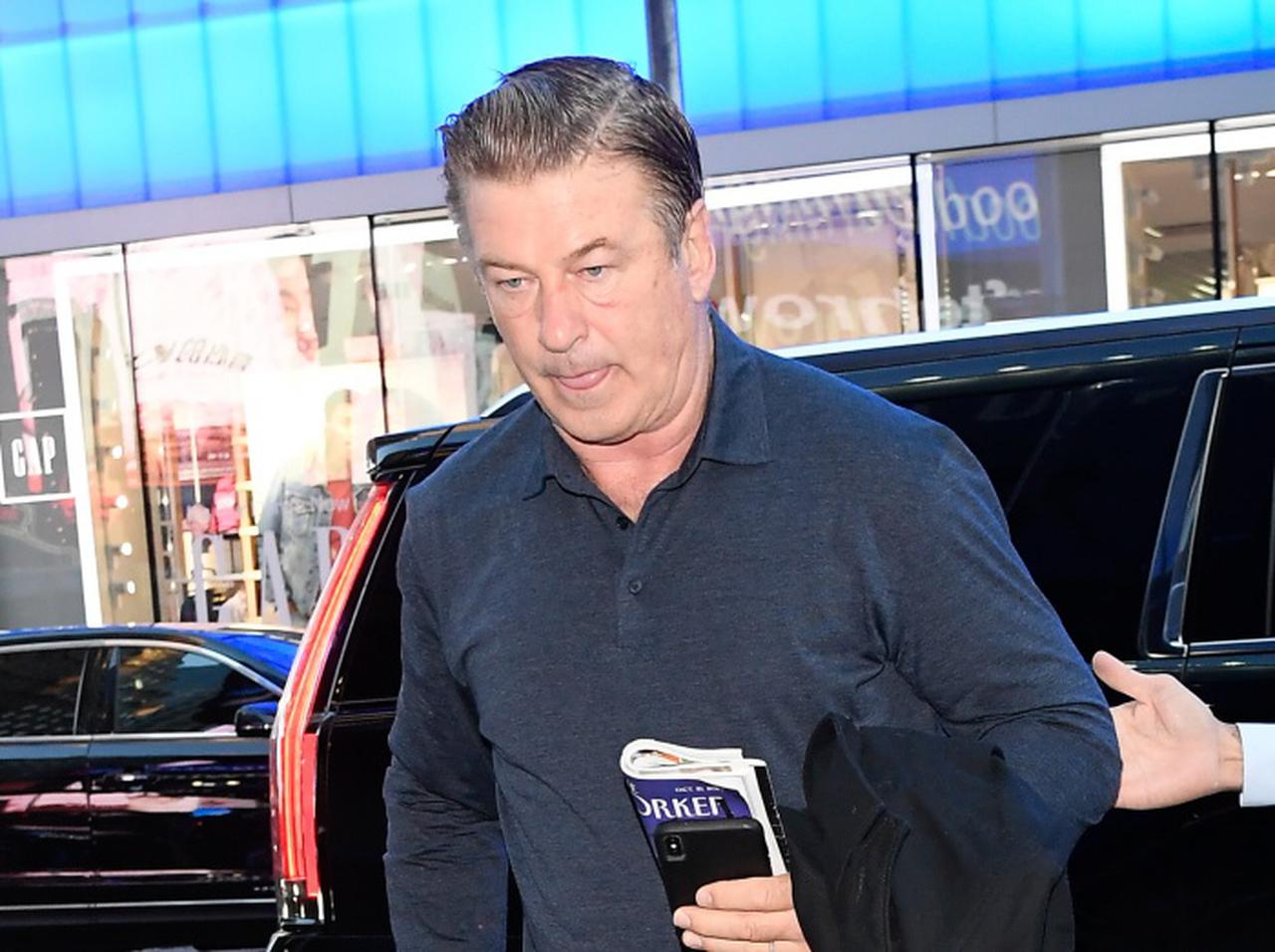 アレック・ボールドウィン、銃誤射事故をめぐって映画スタッフから訴えられる