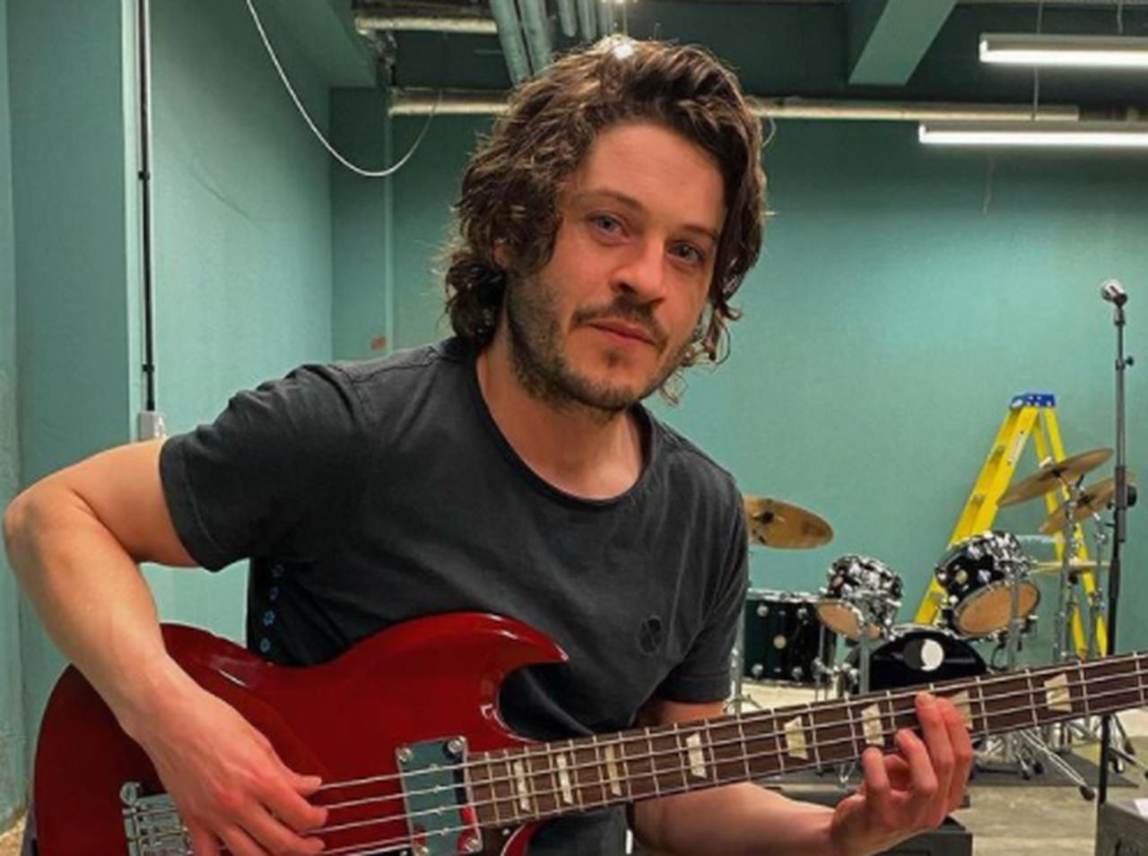 『ゲーム・オブ・スローンズ』ラムジー役の「スラッシュメタルのフロントマン姿」を発見！