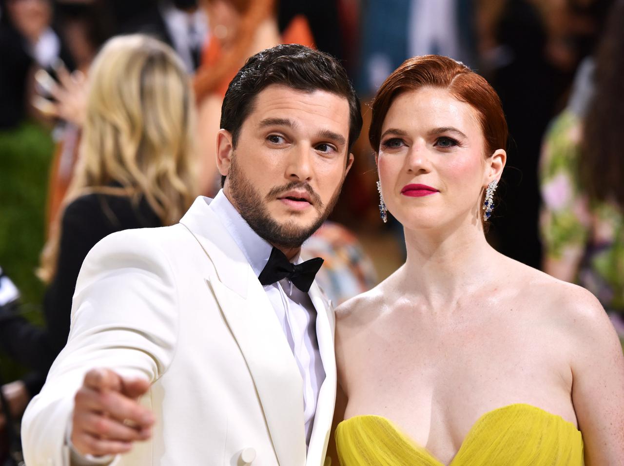 キット・ハリントン、『ゲーム・オブ・スローンズ』を子供に見せる時に「伝えること」がごもっとも